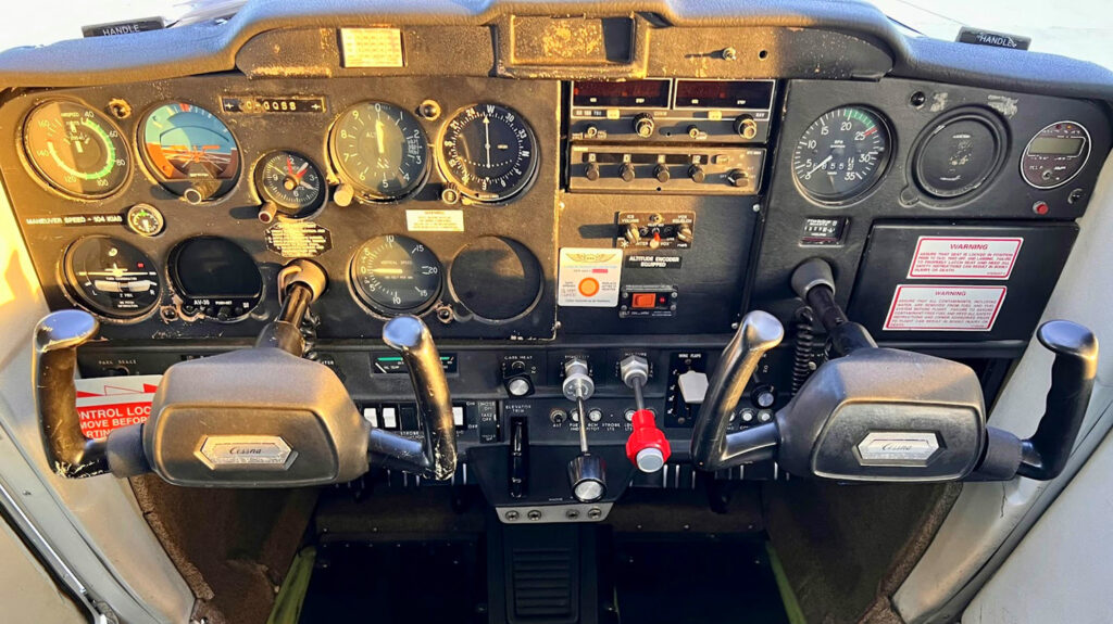 Cessna 152 Cockpit View C-GQSS