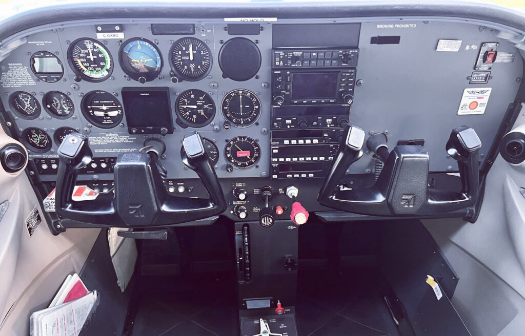 Cessna 172R Cockpit View C-GXRG